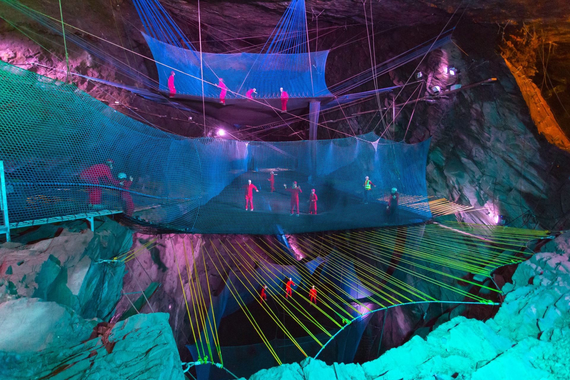 Pobl yn Bounce Below, Zip World Llechwedd
