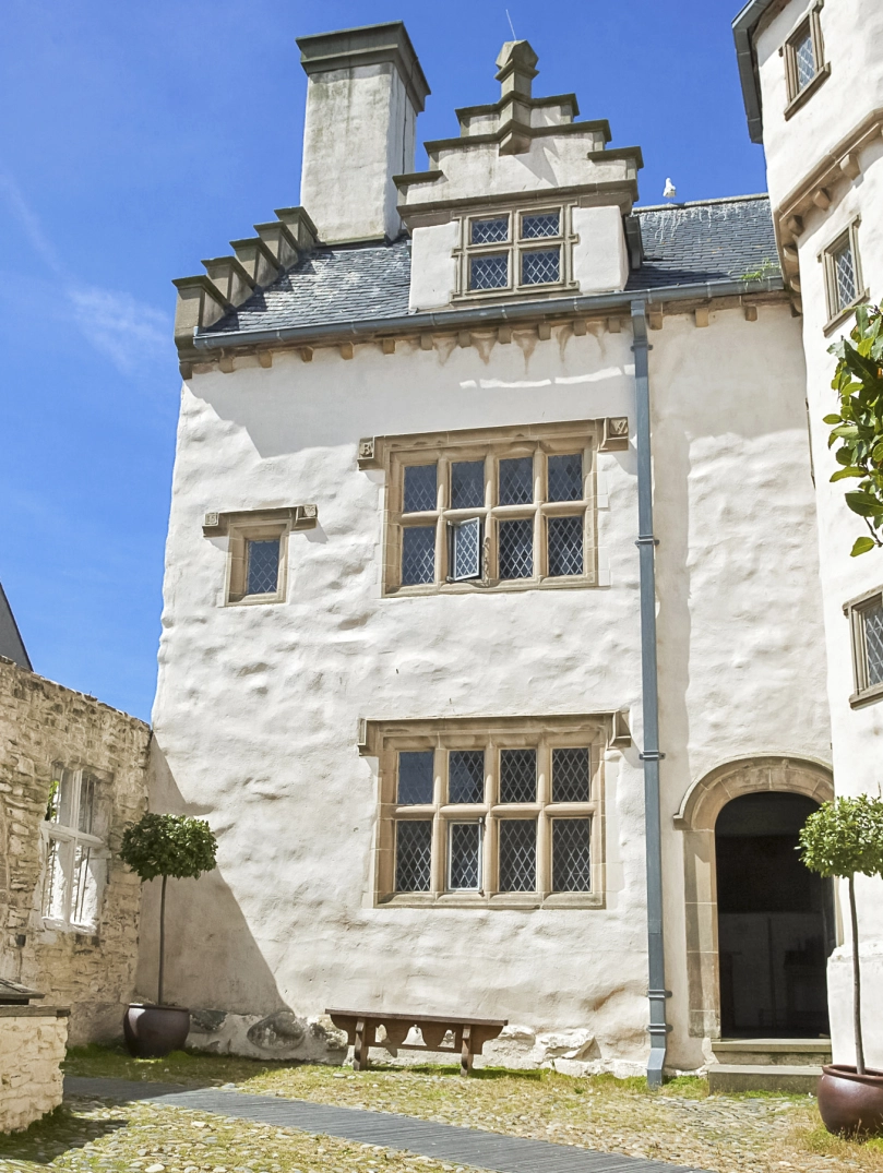 Y Cwrt Uchaf, Plas Mawr