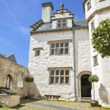 Y Cwrt Uchaf, Plas Mawr